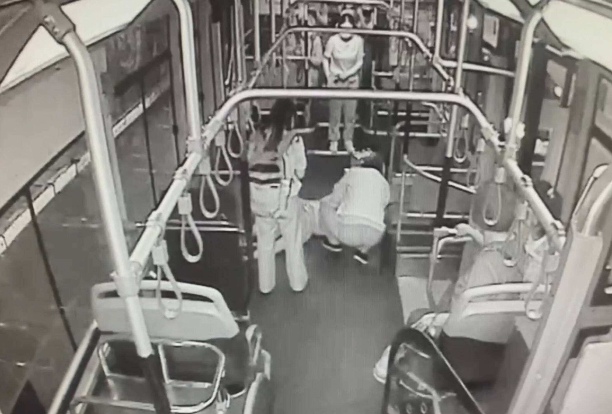 济南一男子公交车上癫痫发作晕倒 驾驶员和乘客紧急救助