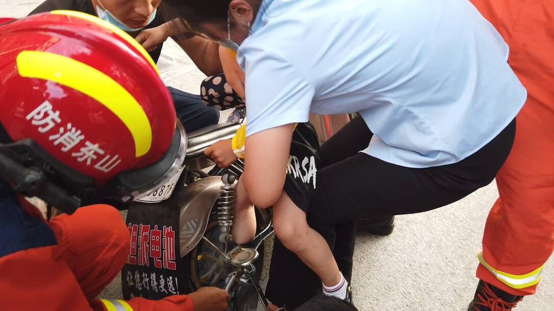 男孩腿卡電動車輪轂 德州消防剪斷車架脫困