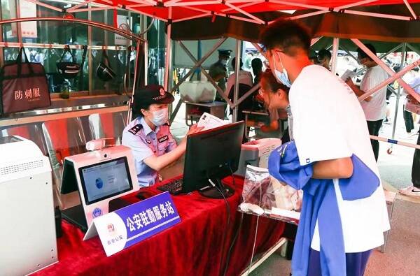 全省357個高考考點建立駐勤服務站(點) 配備警用服務車輛1400余臺 山東公安全力護航高考