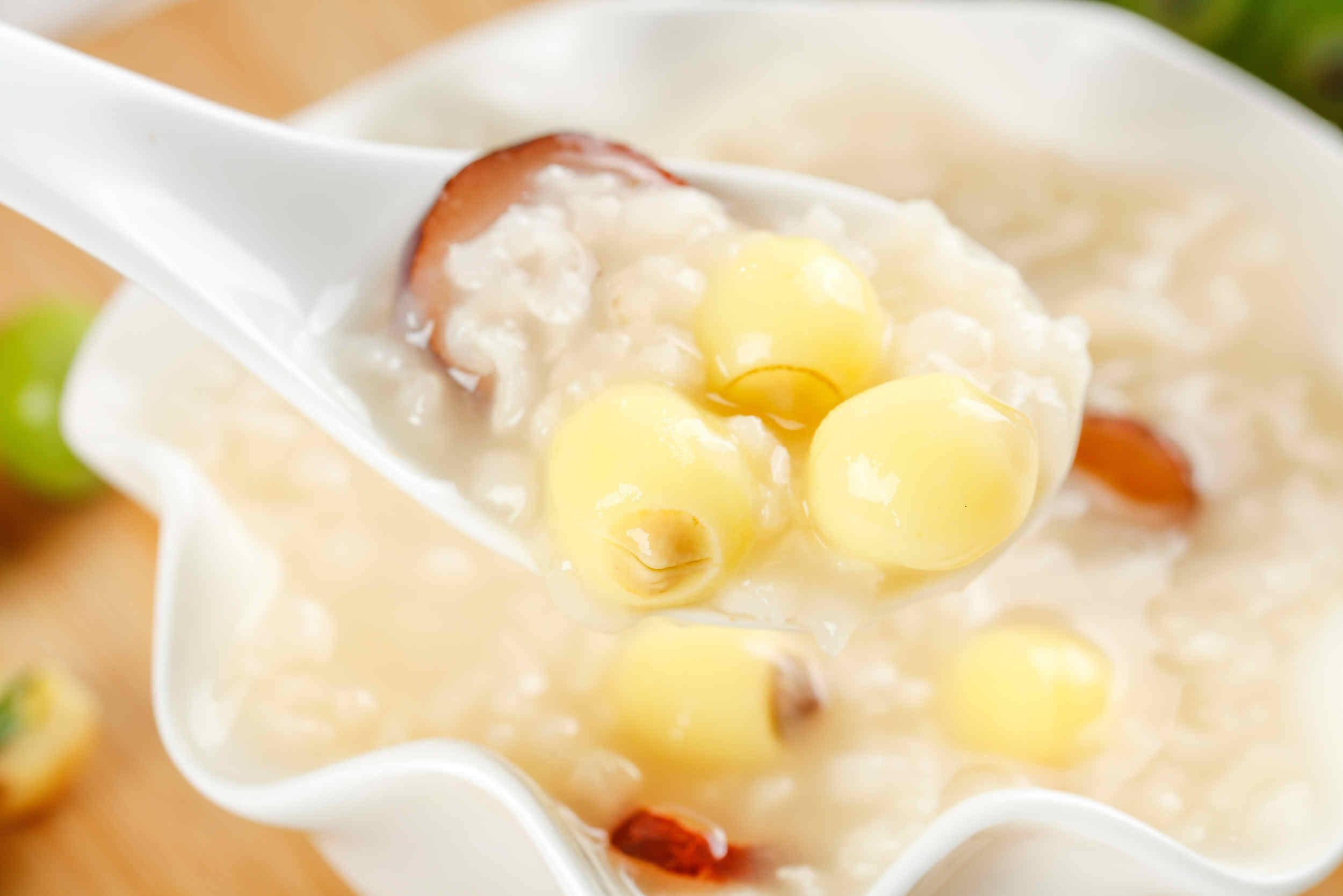 烹饪:先将莲子肉,芡实,粳米一同入锅煮粥,粥将成时将切碎的荷叶投入略