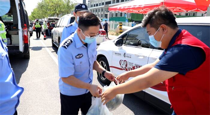 东营志愿者连续五年为“护考”公安民警、交警送“清凉”
