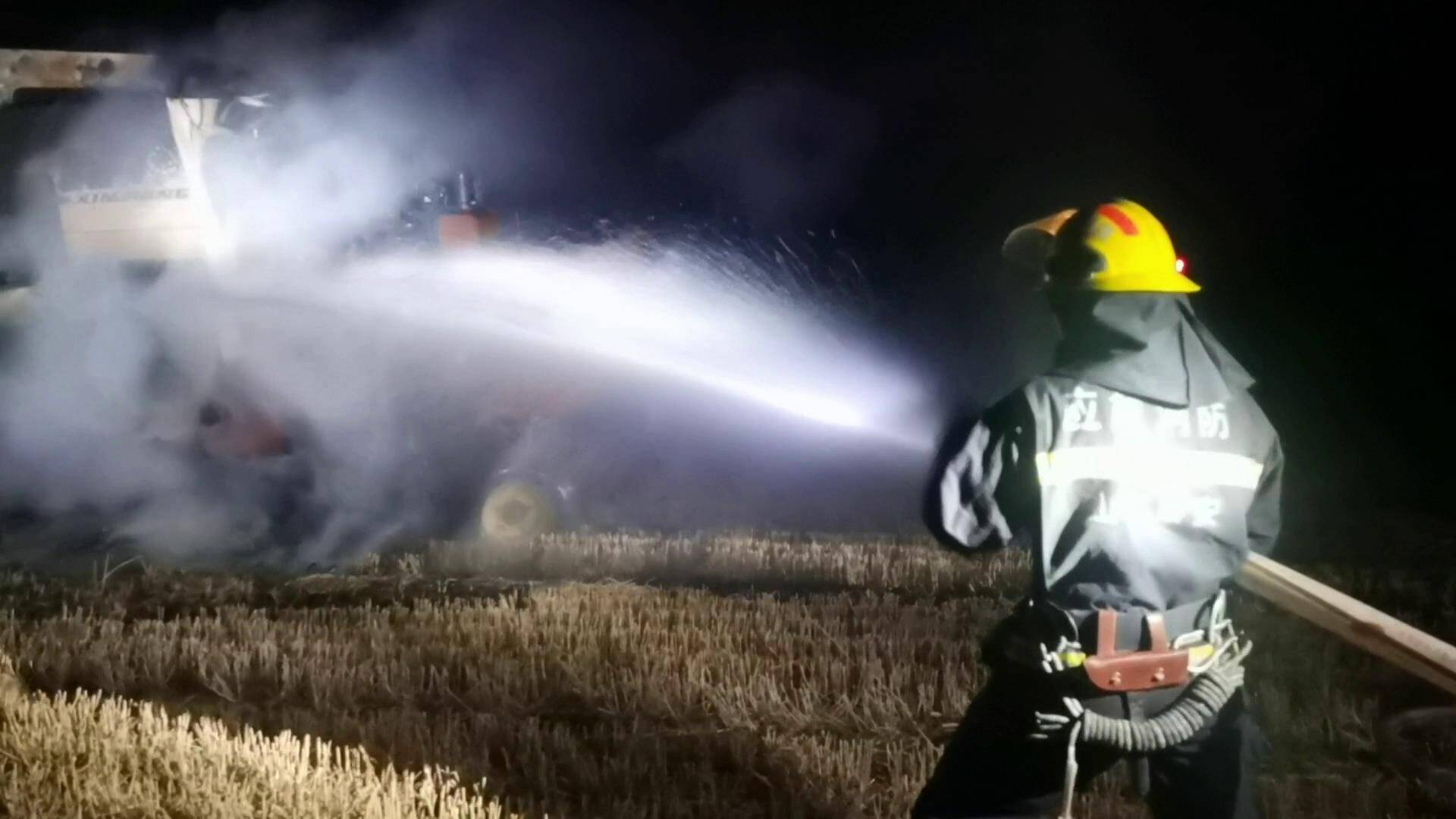 泰安：麦收期收割机着火 消防紧急处置