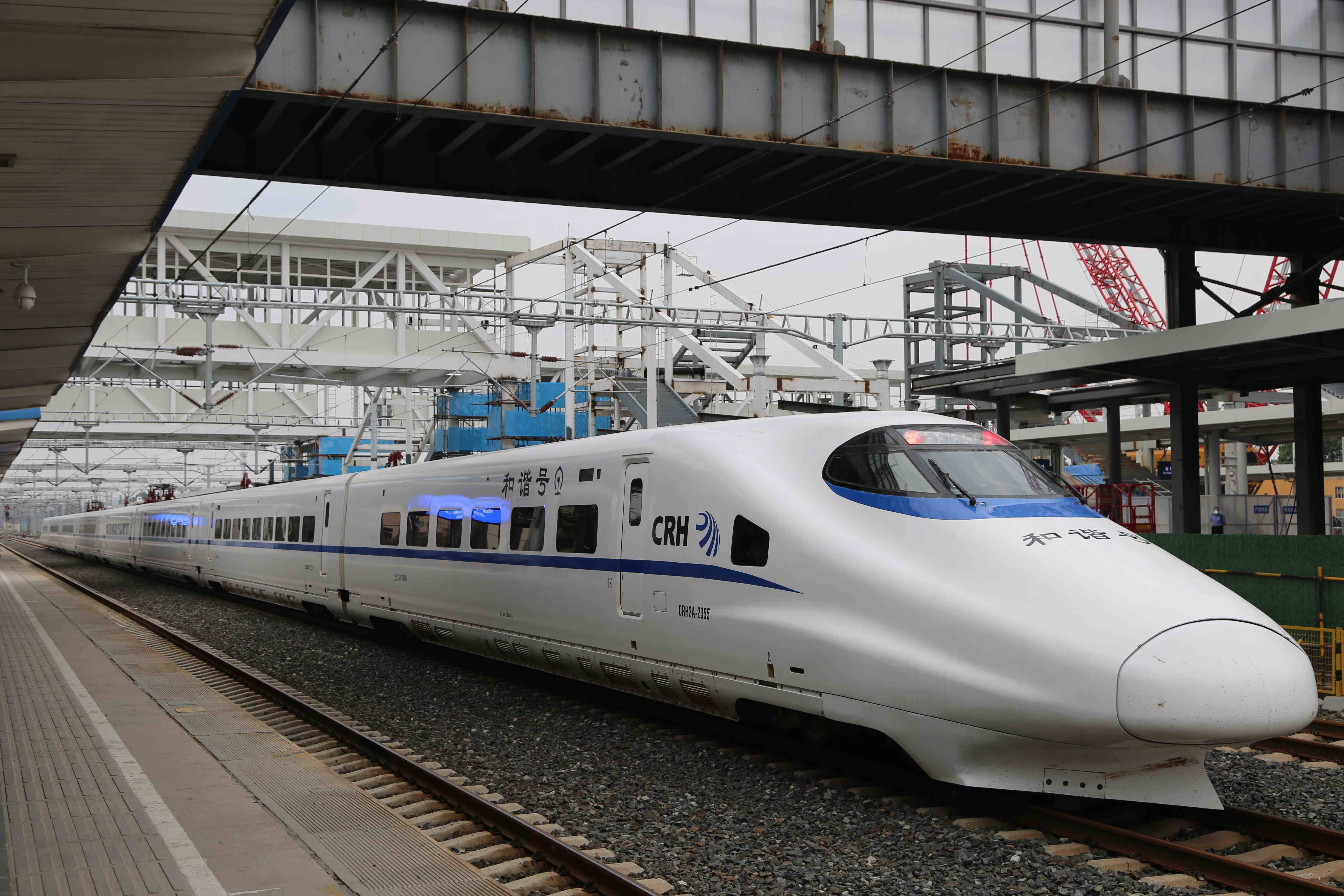 南北互通淄博火车站双天桥吊装施工顺利完成