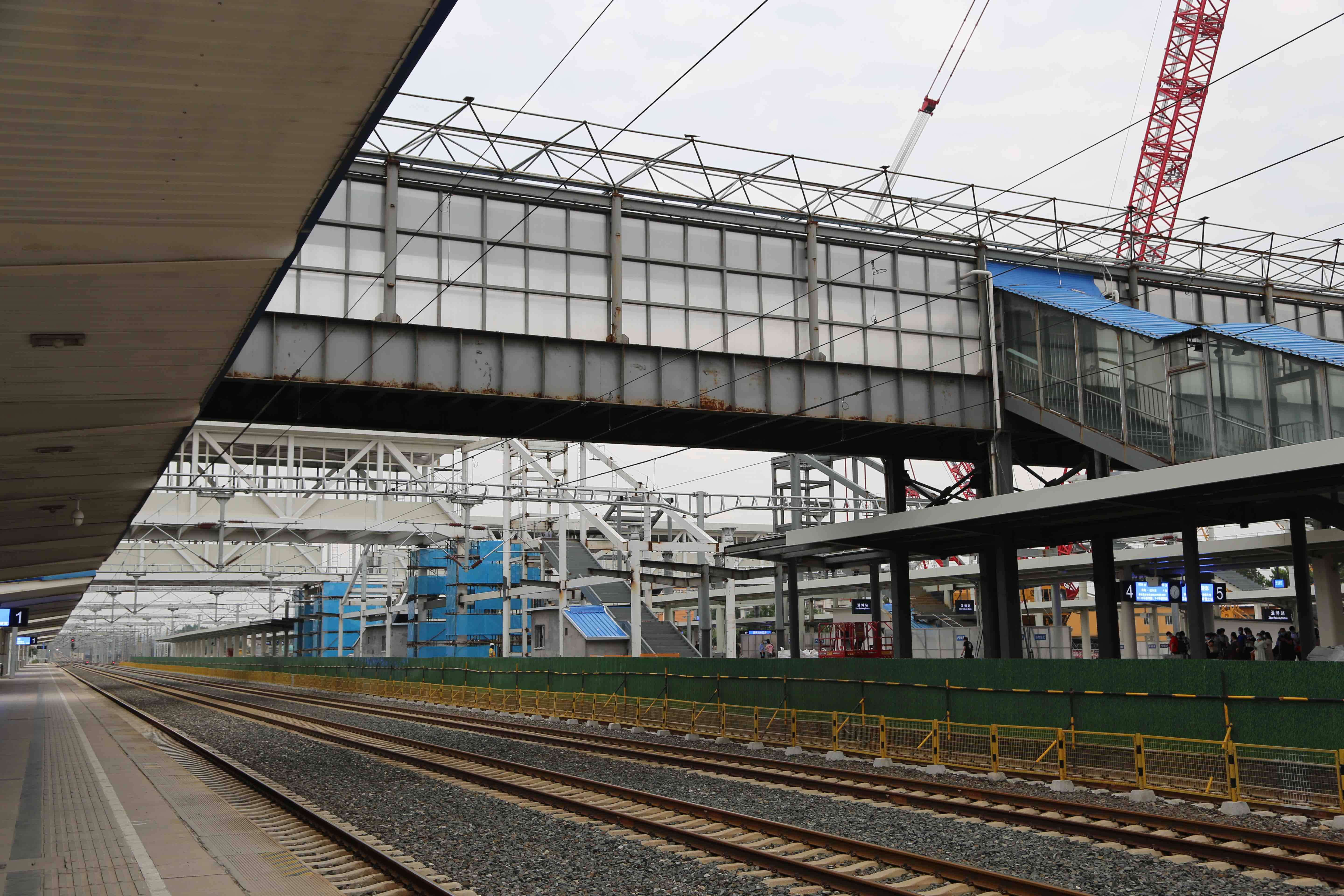 南北互通淄博火车站双天桥吊装施工顺利完成