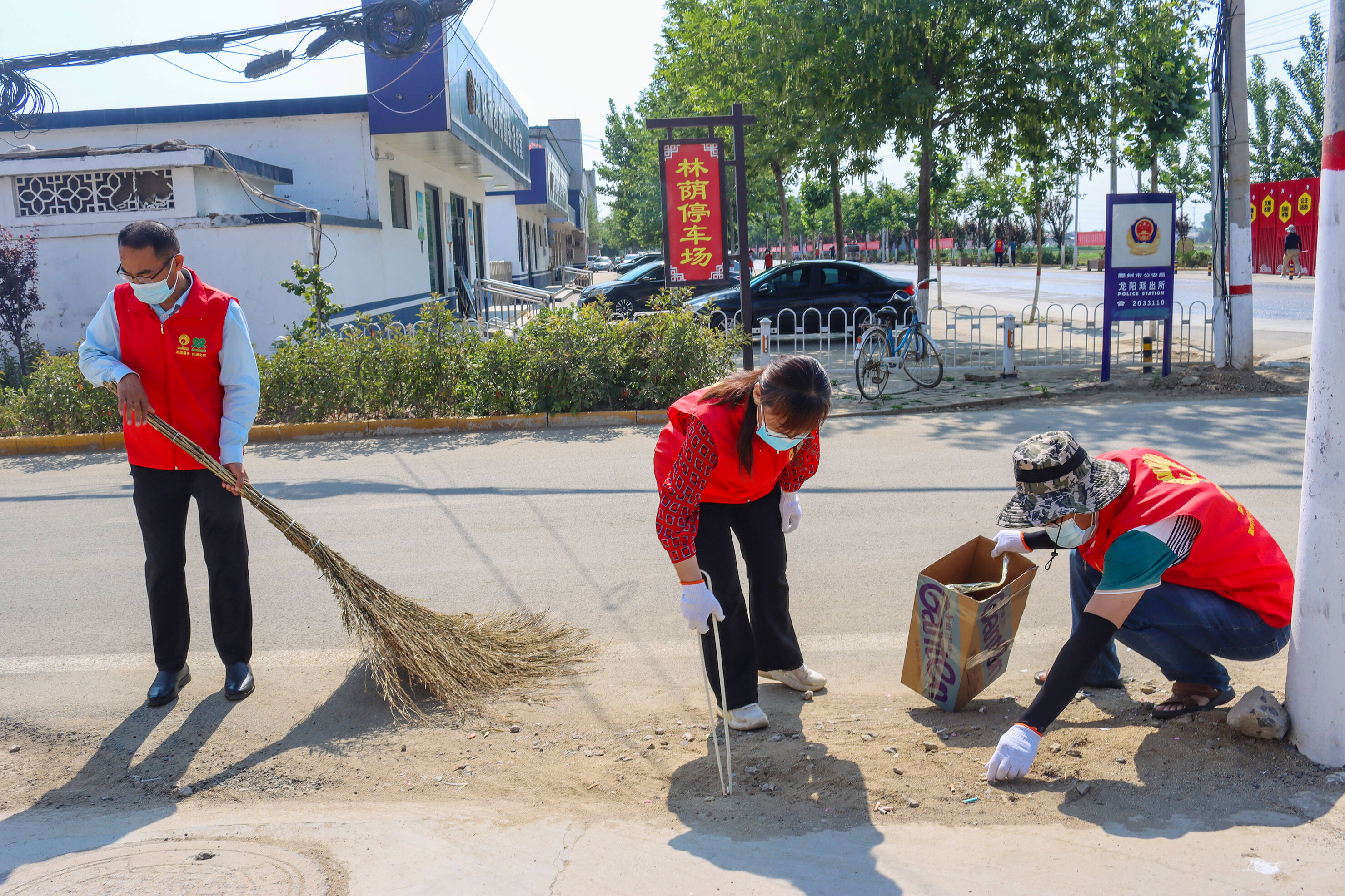 滕州市龙阳镇创建文明城党员当先锋