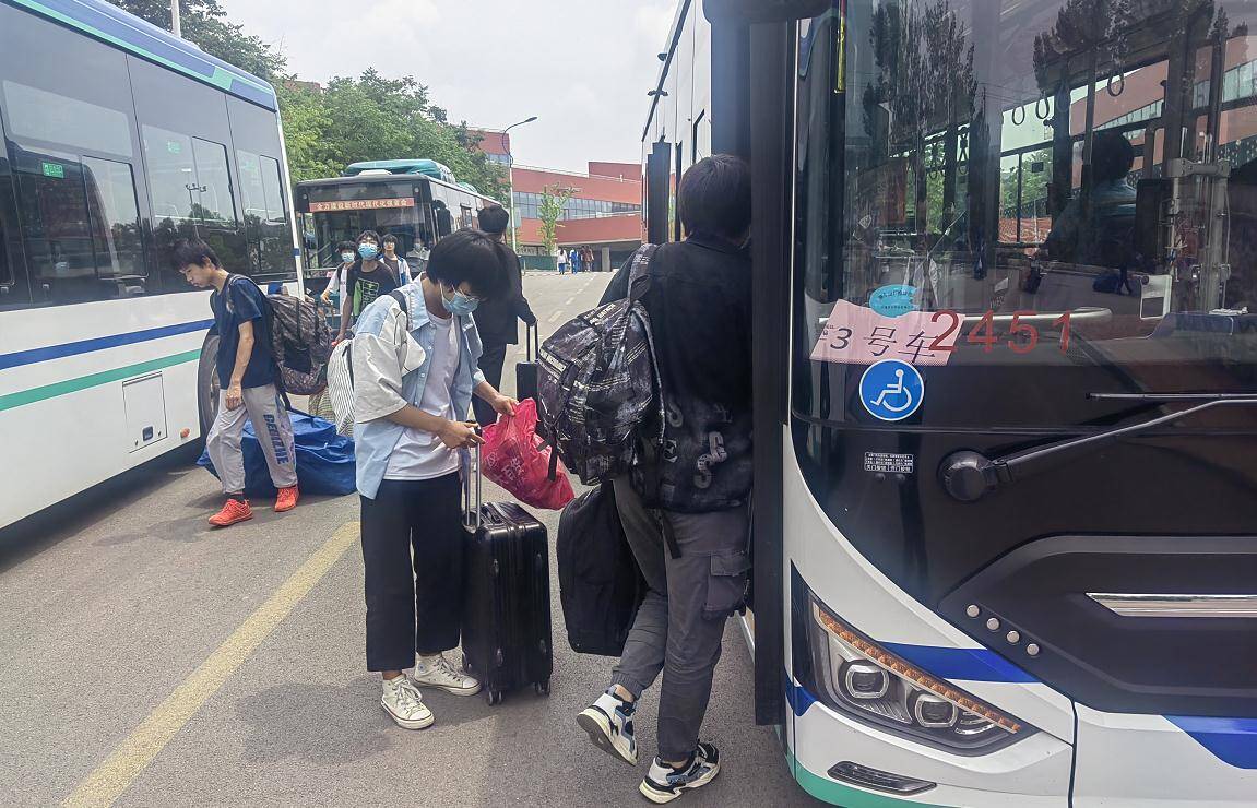 解决万名学生出行难题 济南公交为技师学院学生开通定制公交