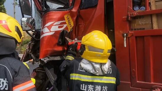 昌乐：驾驶员遇车祸被困 消防紧急破拆救援