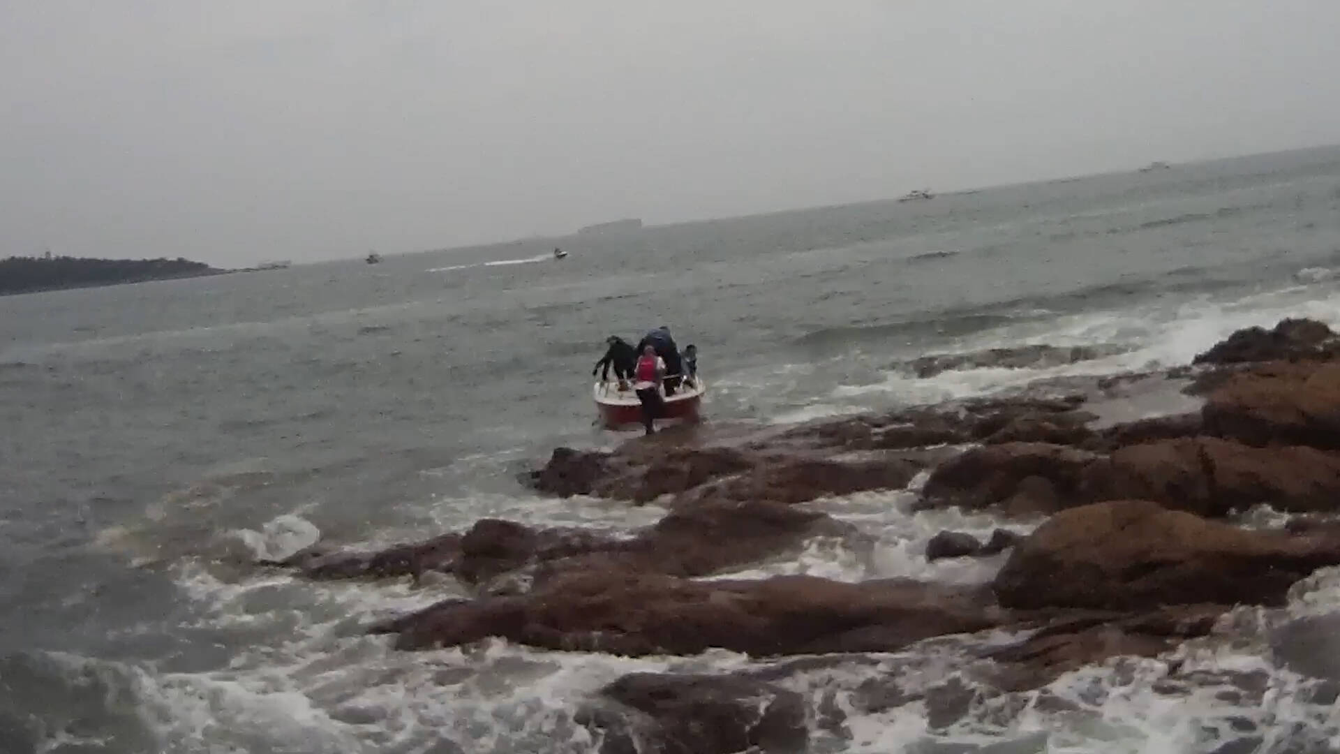 游客留恋海景被困礁石 澳门金沙平台警方乘快艇成功营救