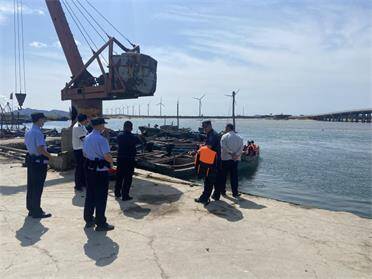 威海港西多部门联动 开展休渔期岸线安全检查行动
