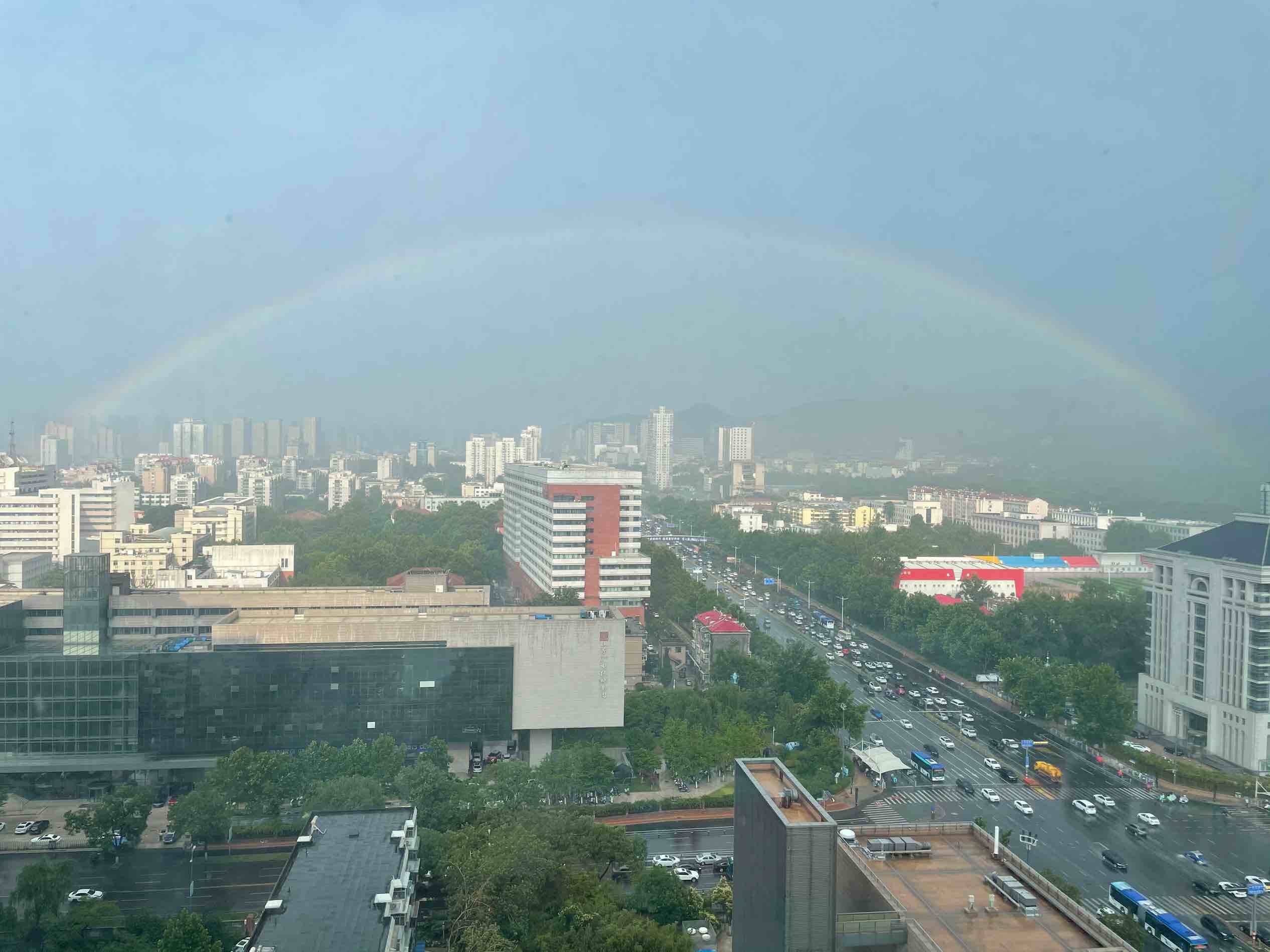 太美啦！雨后济南上空现彩虹