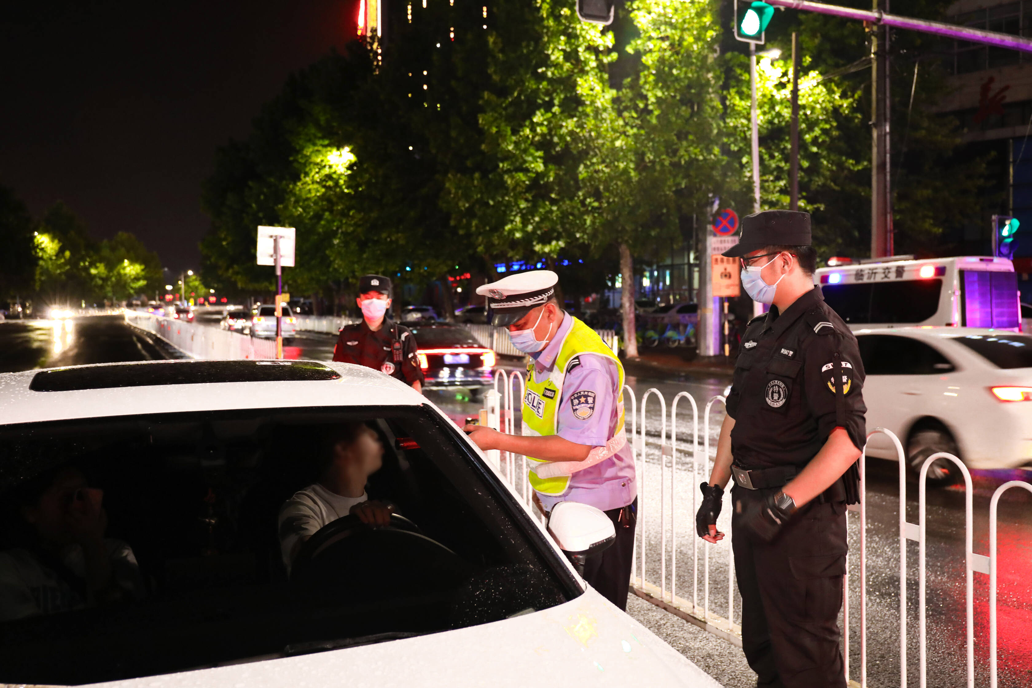 重拳出击费县交警特警联合开展夜查行动