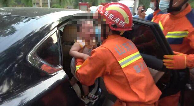 一岁半幼童被反锁车内 临沂消防员紧急破拆救援