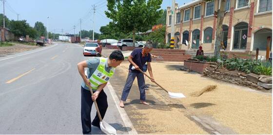 沂水县公路中心开展清理占道打场晒粮专项行动
