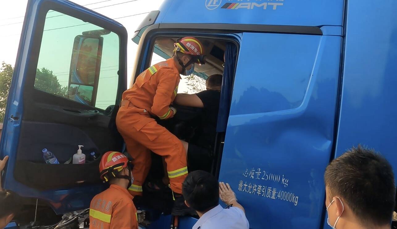 潍坊：货车追尾一人被困 消防紧急救援