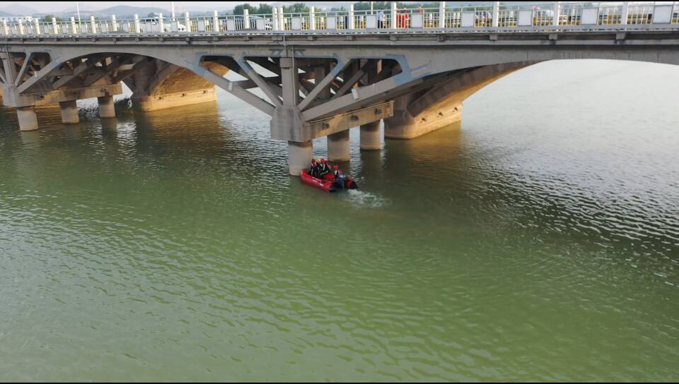 淄博：女子跳湖捞手机被困 消防公安联手紧急营救