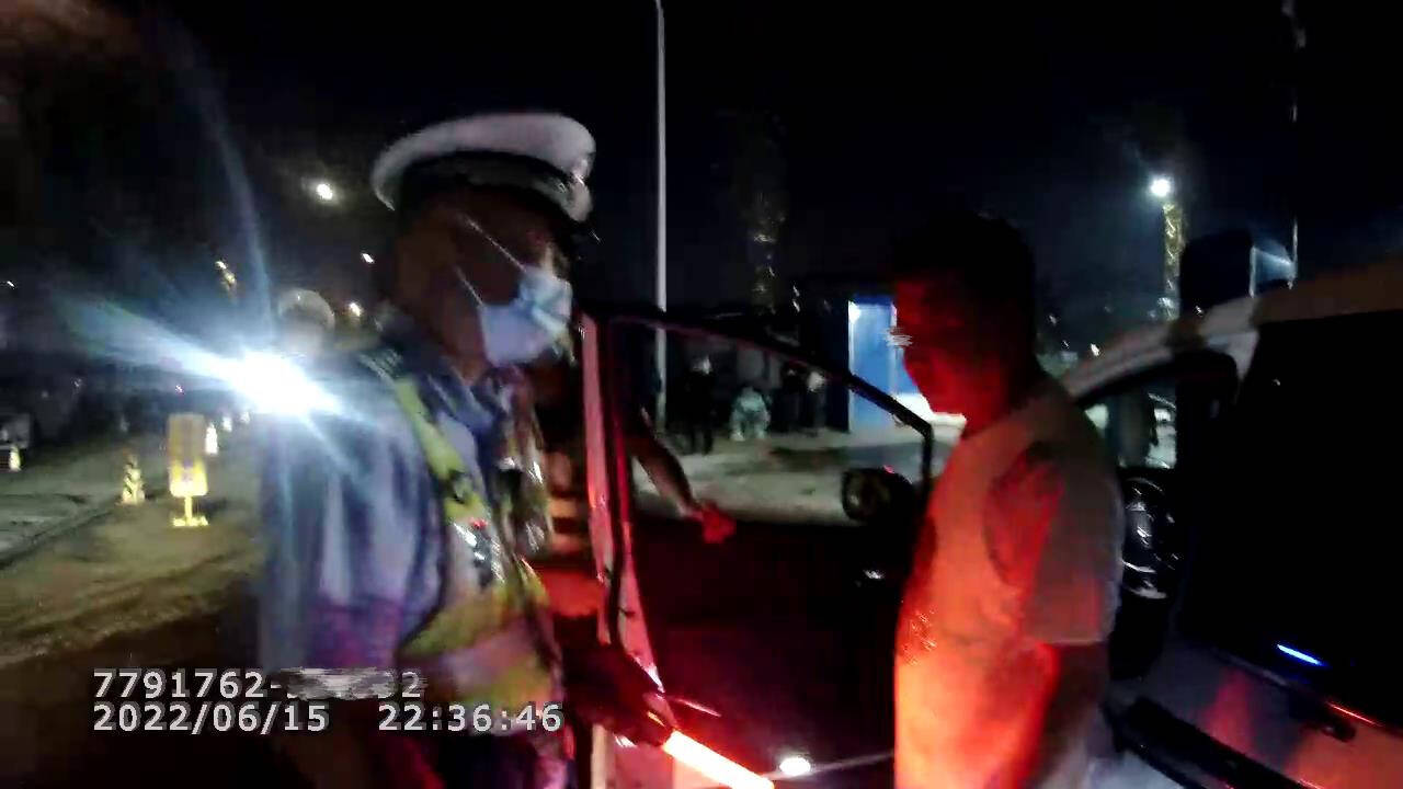 济南：司机无证酒驾呼吸检测值爆表 吹出220mg/100ml