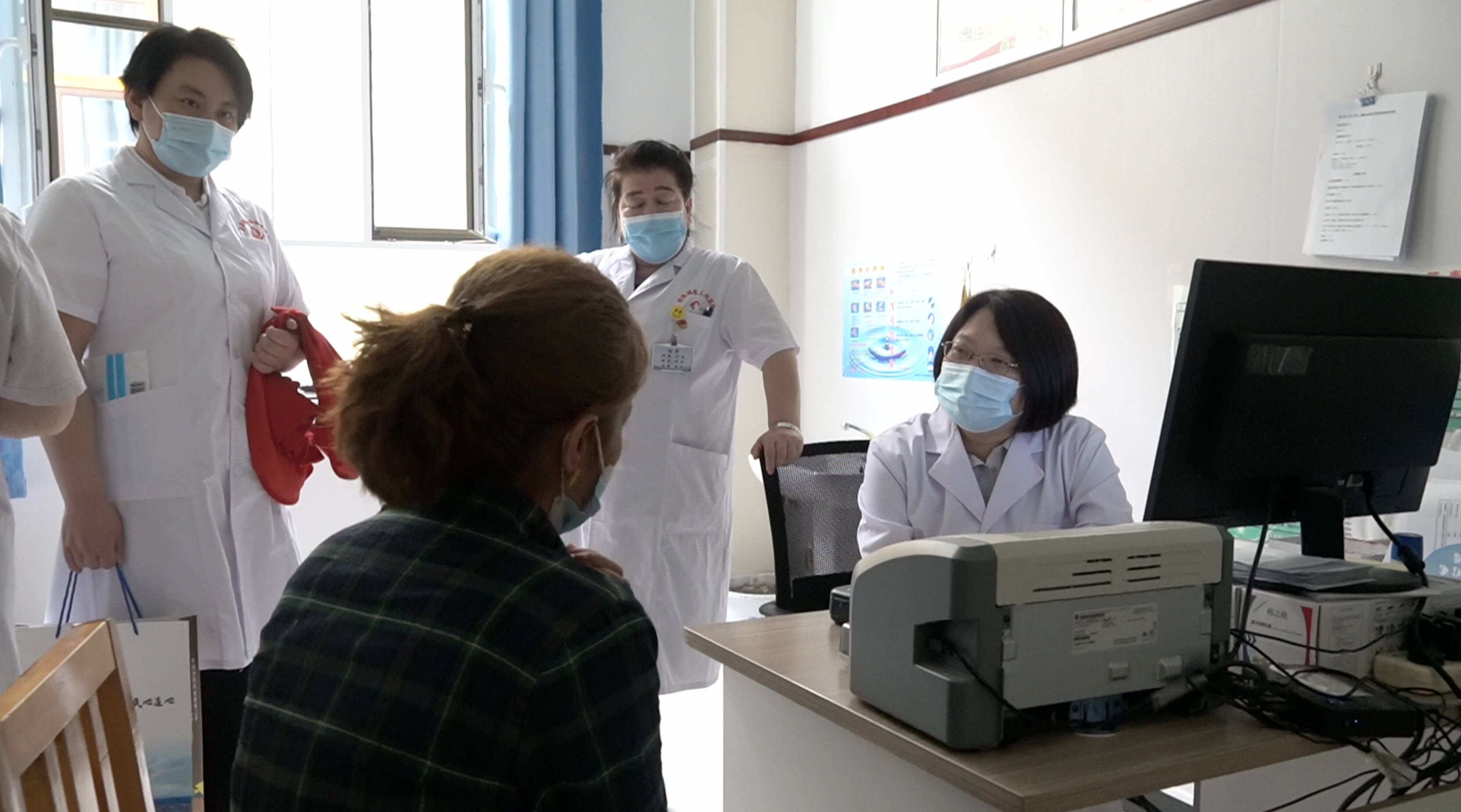 山东援疆省级医疗专家在岳普湖县人民医院开展义诊活动 当地医生：他们带来了很宝贵的治疗经验