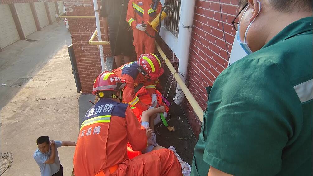 女子不慎從三樓墜落二樓平臺 淄博消防半小時救下