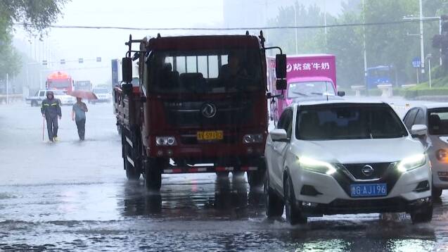潍坊：雨势猛，铁路涵洞产生积水！多部门联手击退“拦路虎”