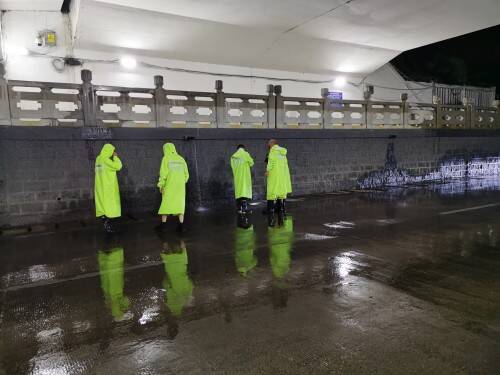 潍坊市潍城区：雨夜里，他们坚守不眠！