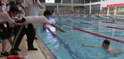 国家级游泳教练一线指导，滕州市启动“防溺水、懂自救”公益活动