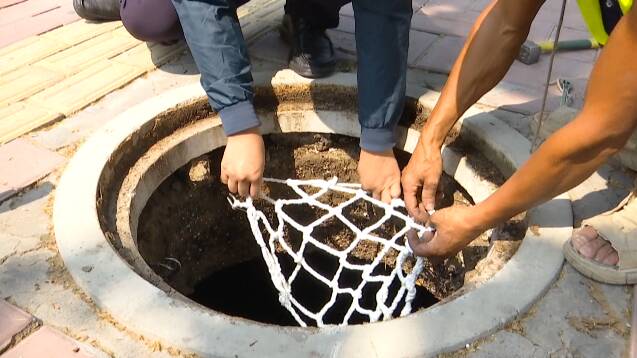 潍坊市坊子区：井盖“穿上”防坠网 承重300斤、出行更放心！