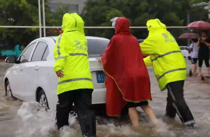 一轿车暴雨中“趴窝”，枣庄峄城民警推车排险情