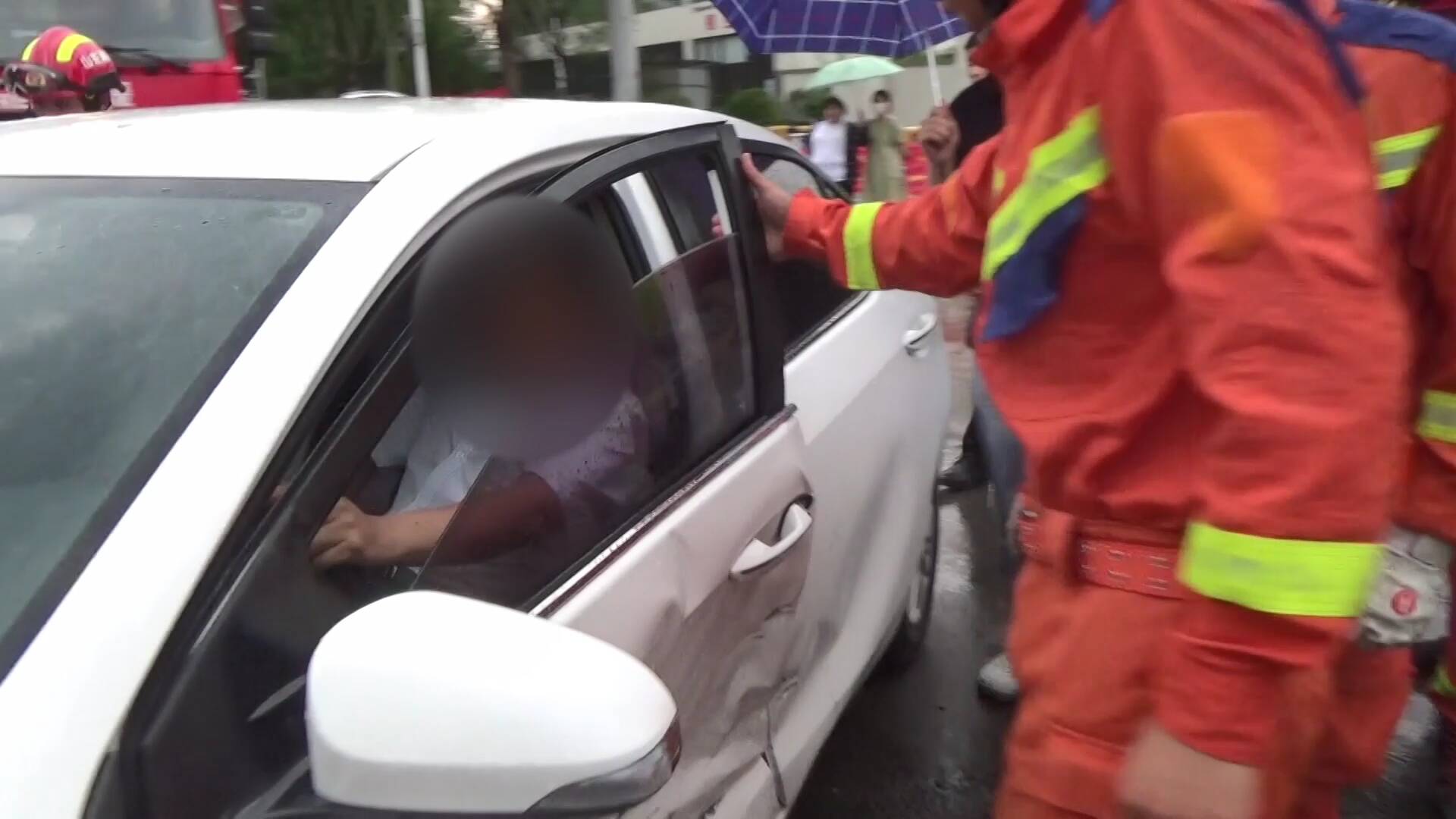 雨天路滑突发车祸 轿车司机被困车内 临沂消防紧急救援