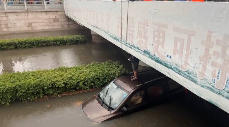 车辆涵洞涉水抛锚司机被困 济宁消防紧急救援