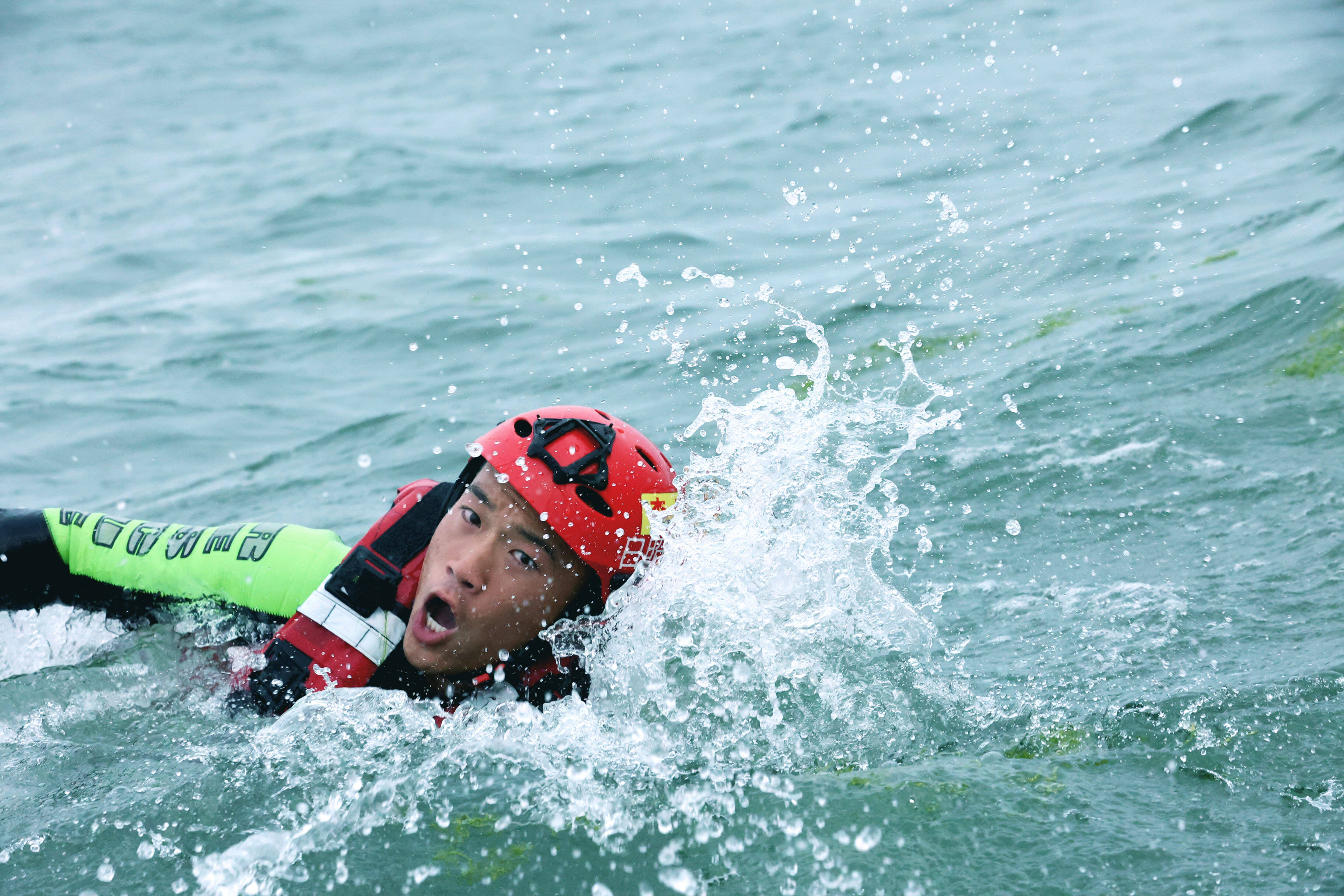 海上消防队在大海中与死神赛跑的8名特殊消防员