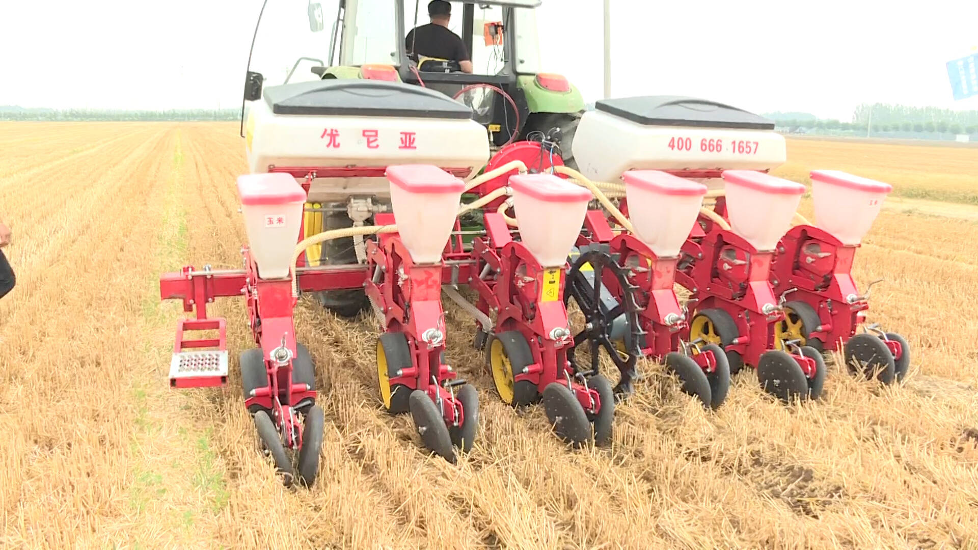 平原县推广新型机械化免耕播种技术 单日作业量可达400亩