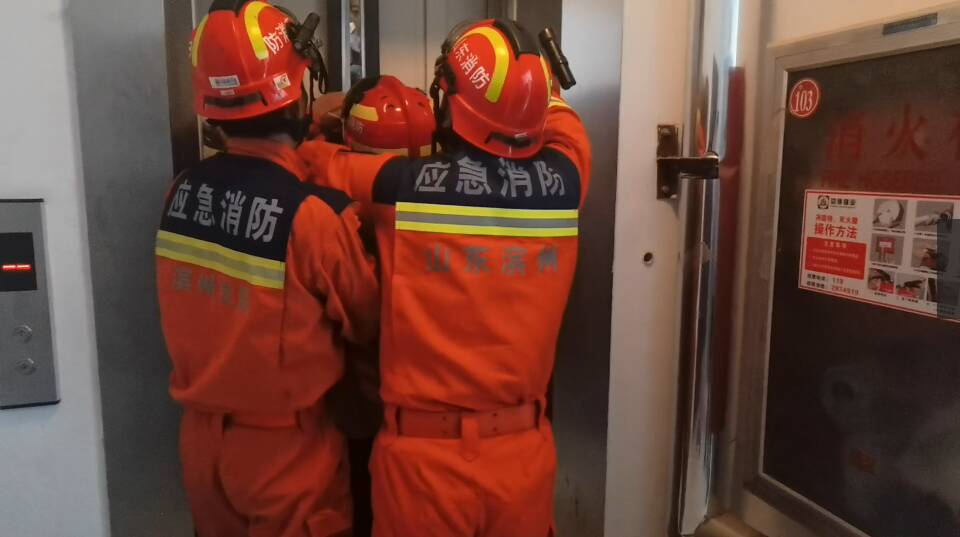 電梯故障致三人被困 濱州消防90秒救出