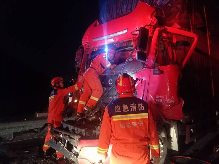 大货车追尾半挂车致货车驾驶员被困 济宁消防凌晨救援