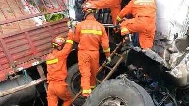 两车相撞司机被困 潍坊消防紧急救援