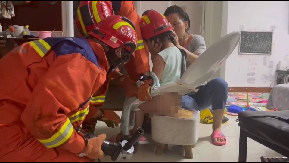 济宁：4岁女童被卡在马桶上 消防20分钟脱困