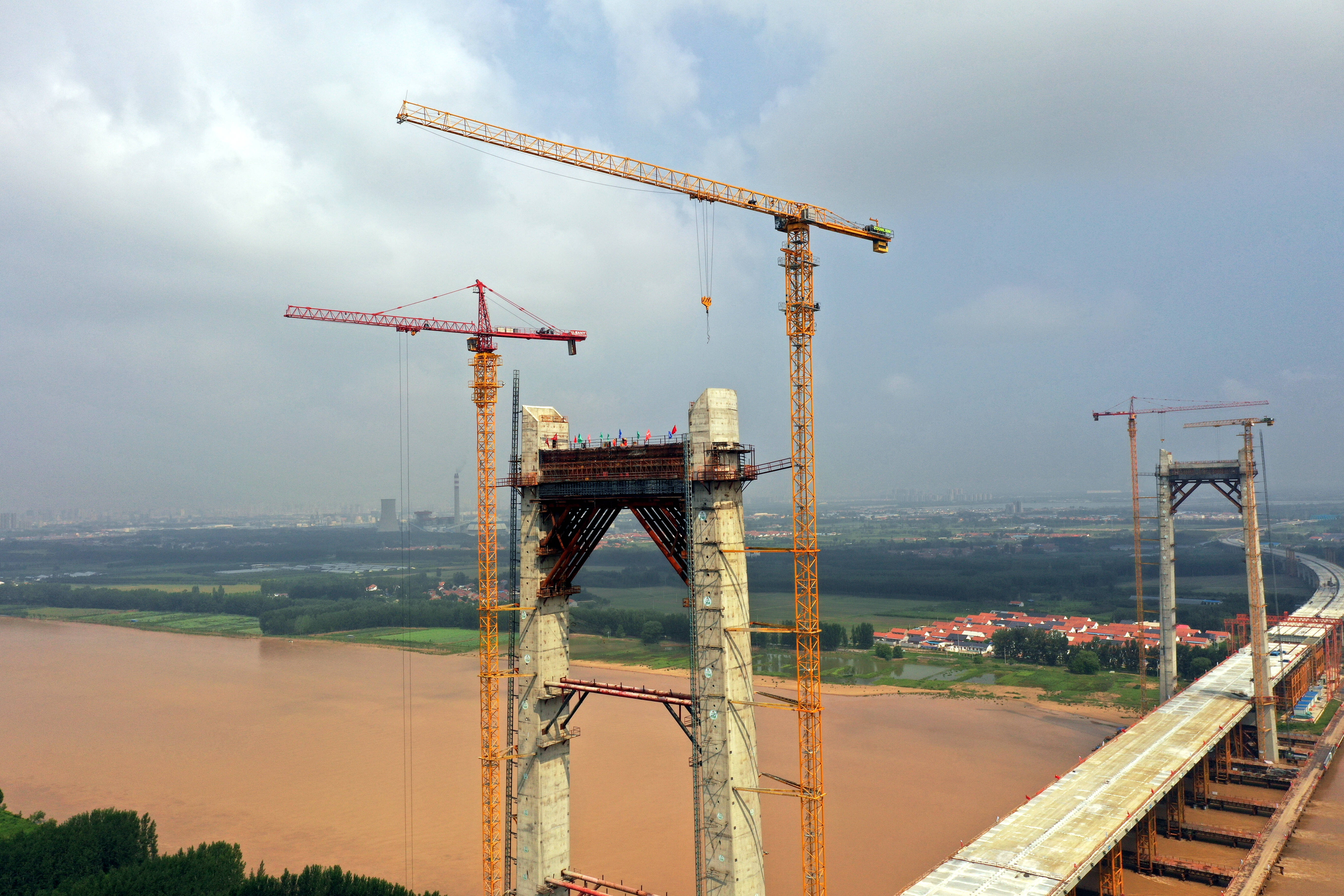 145米高塔“空中牵手”——沾临黄河特大桥主塔上横梁顺利浇筑