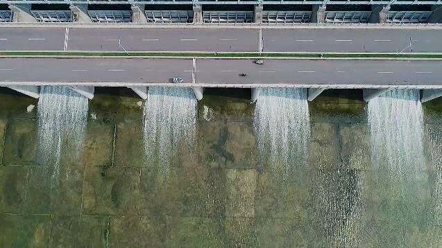 潍坊峡山水库2022年汛期首次开启溢洪闸泄水