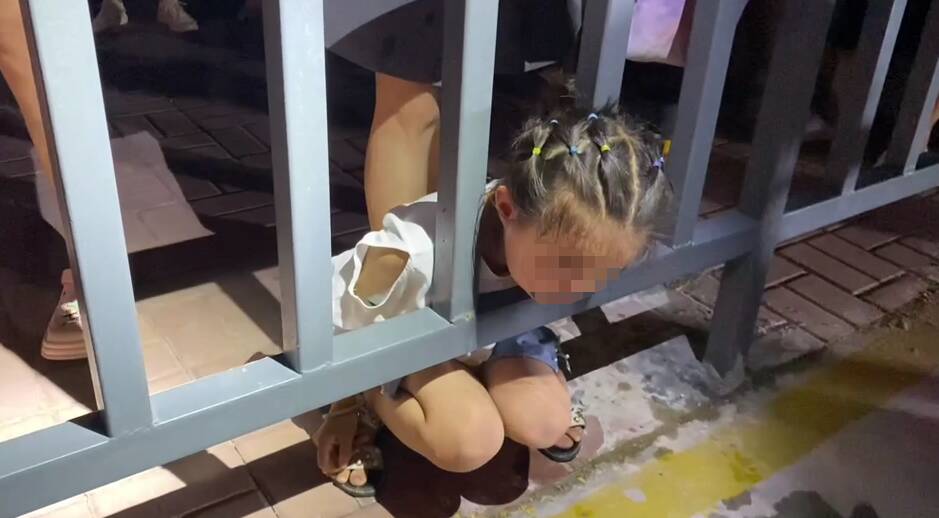 女童贪玩头被卡在栏杆内 潍坊消防一分钟救出