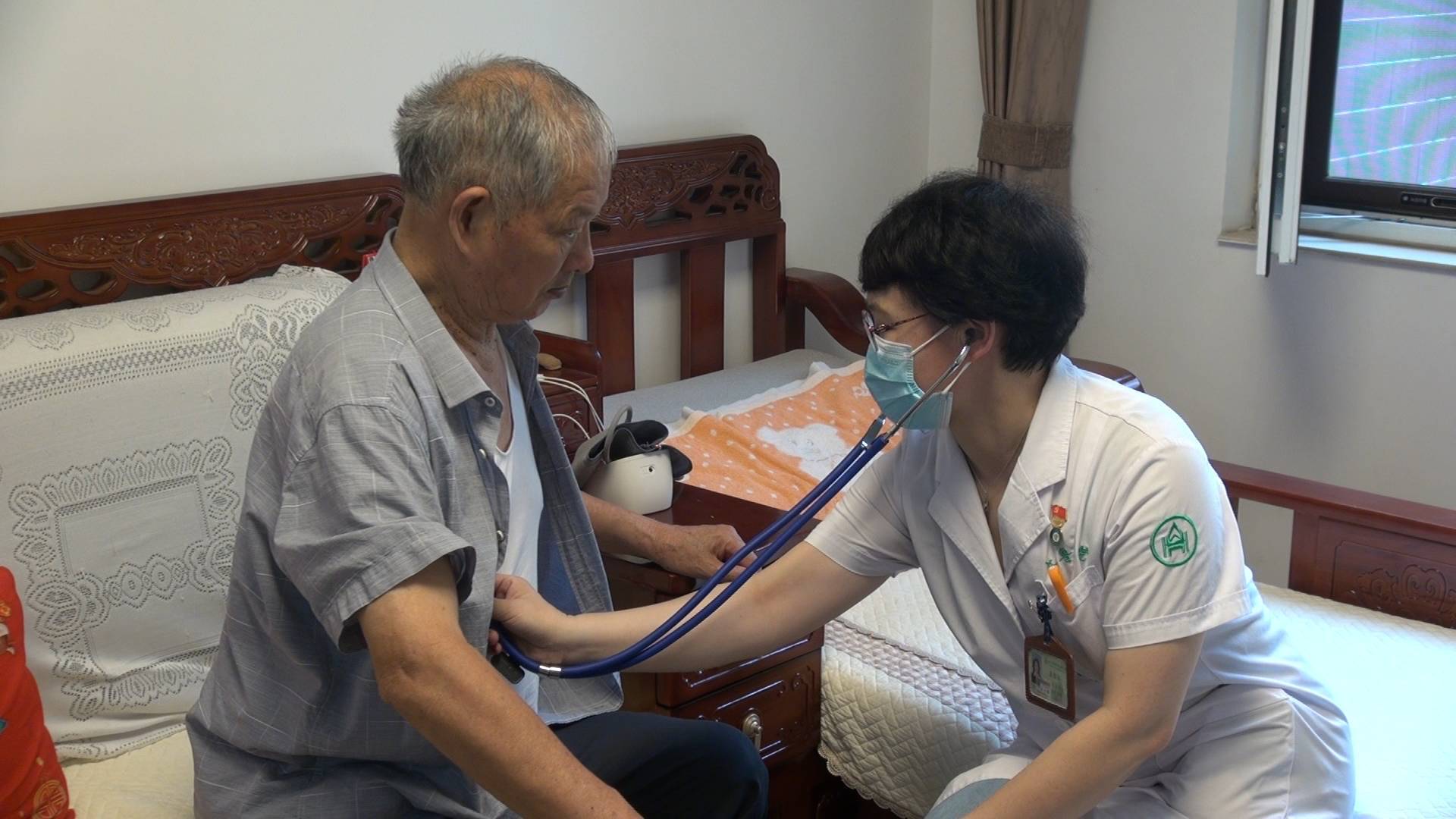 济南：健康义诊下基层 居民享受“家门口看病”