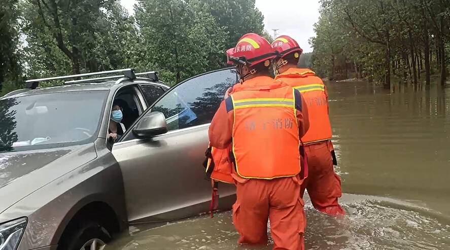 冒险涉水导致车辆被困  济宁消防暖心救援