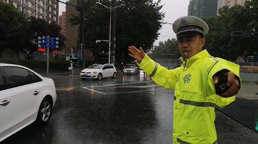济宁交警“闻雨而动”为市民出行保驾护航