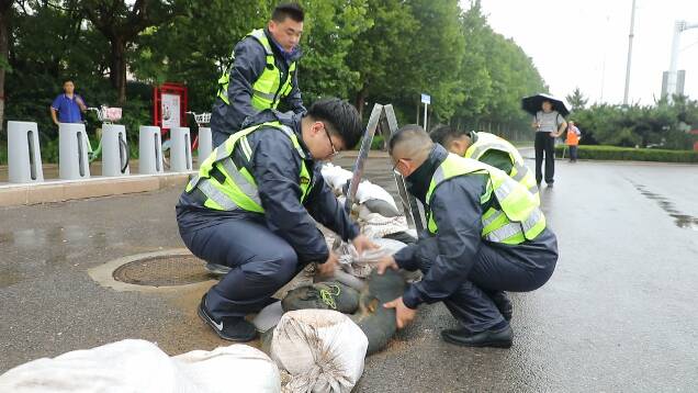 潍坊市坊子区防汛小组驻守铁路桥涵和易涝点 预防内涝保畅通