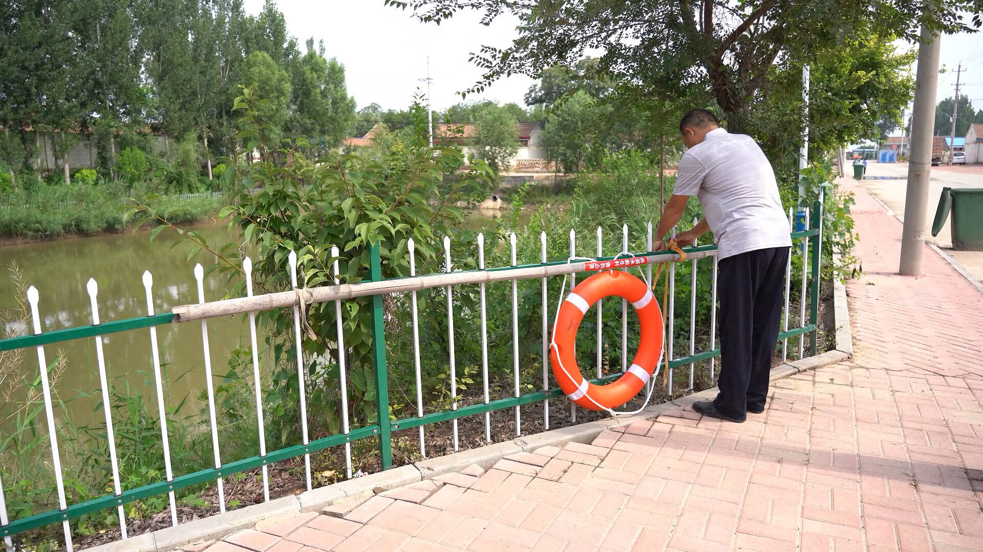 武城县：河道护栏装上“救生竿”，提高溺水救援成功率