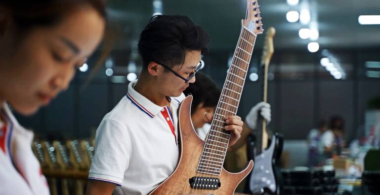 生产工艺误差不超过1毫米 昌乐县这家企业吉他年产能增至12万把