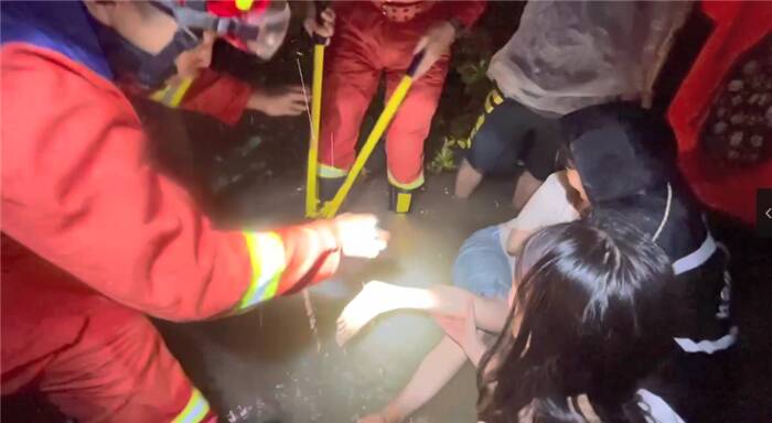 惊险！东营一女子被钢筋刺穿脚底 消防紧急救援