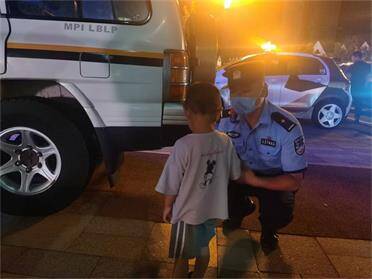 威海：男童闹市走失 民警帮忙寻找家人