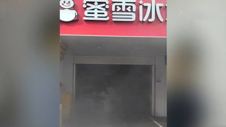 济南：“蜜雪冰城”着火 楼上理发店遭了殃