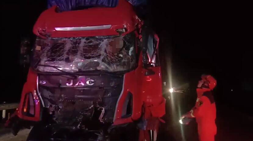 两车追尾驾驶员被困 济宁消防凌晨紧急救援