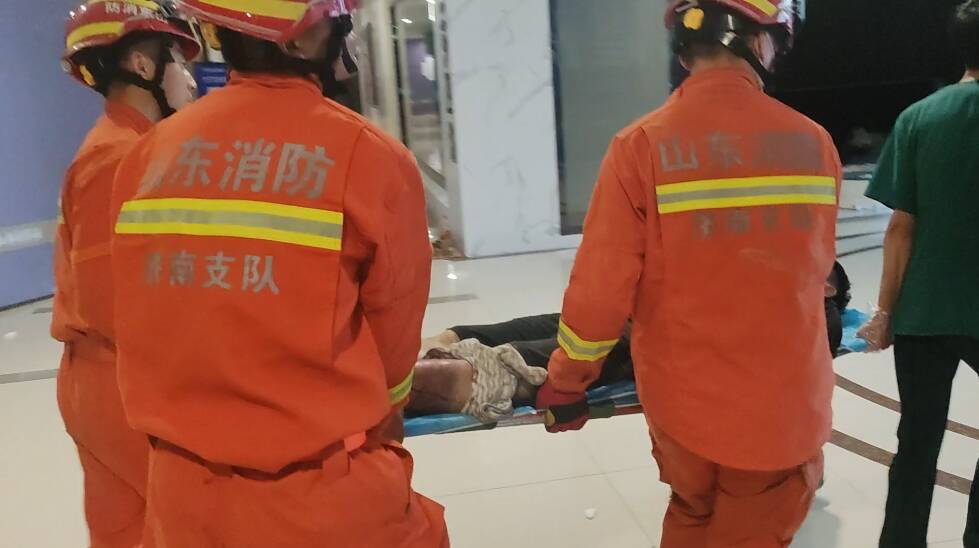 济南：装修工人腿部受伤被困吊顶内 消防轮流托举救援