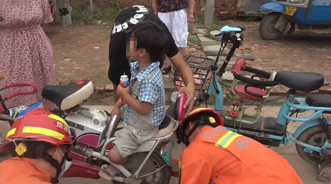 聊城：男童脚卡电动车 消防救援3分钟取出